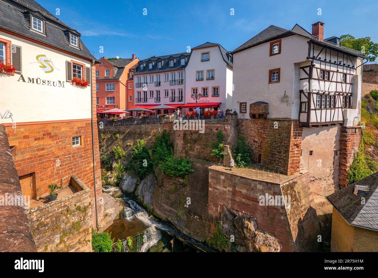 Cascate di Leukbach e Amüseum a Saarburg sulla Saar, Valle di Saar, Renania-Palatinato, Germania, Parco Naturale di Saar-Hunsrück Foto Stock