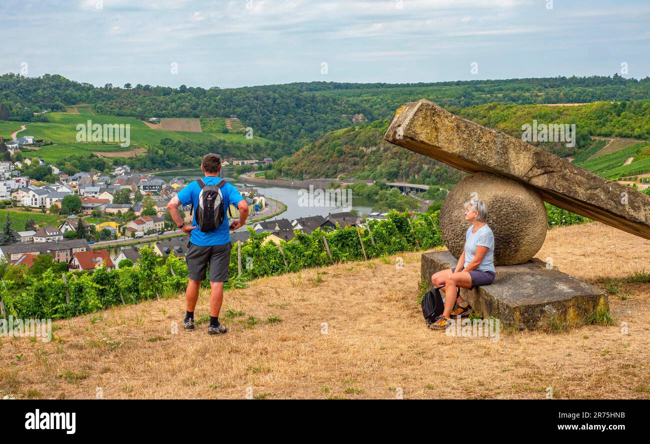 Escursionista al ginocchio di scultura con articolazione vicino a Nittel con vista su Machtum, Lussemburgo, Moselsteig Etappe 2 Palzem-Nittel, Obermosel, Saar-Obermosel-Region, Mosel Valley, Renania-Palatinato, Germania Foto Stock