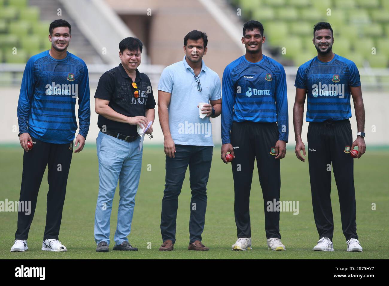 Dal veloce bowler sinistro Tashkin Ahmed, il capo selettore Minhazul Abedin, il selettore Abdur Razzak veloce bowler Mushfik Hasan ed Ebadot Hossain come Bangladese Foto Stock