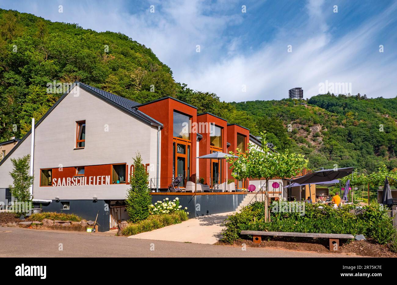 Saarschleifen Lodge vicino Mettlach-Dreisbach con albero a piedi sul Cloef in Orscholz al Saarschleife, quartiere Merzig-Wadern, Mettlach, Saar, Saartal, Saarland, Germania Foto Stock