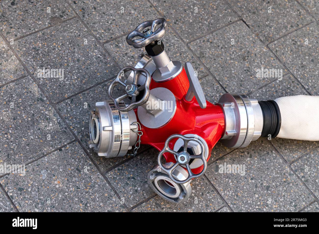Sdoppiatore dell'acqua per tubi antincendio con valvole e flange di collegamento. Primo piano. Foto Stock Sdoppiatore dell'acqua per tubi antincendio con valvole e flange di collegamento. Primo piano. Foto Stock