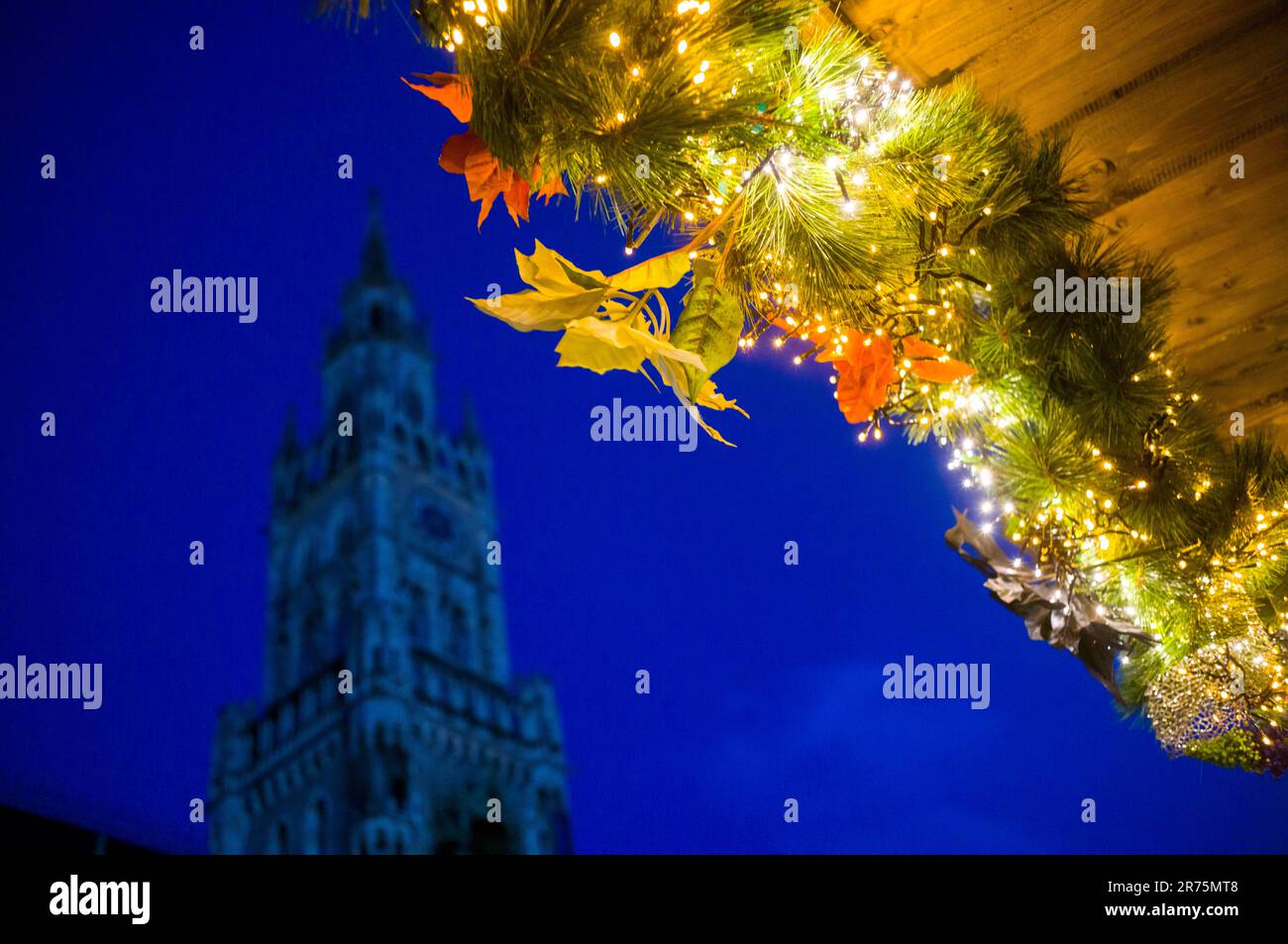 Serie di luci con decorazioni natalizie, stand, mercatino di Natale, Marienplatz, Monaco Foto Stock