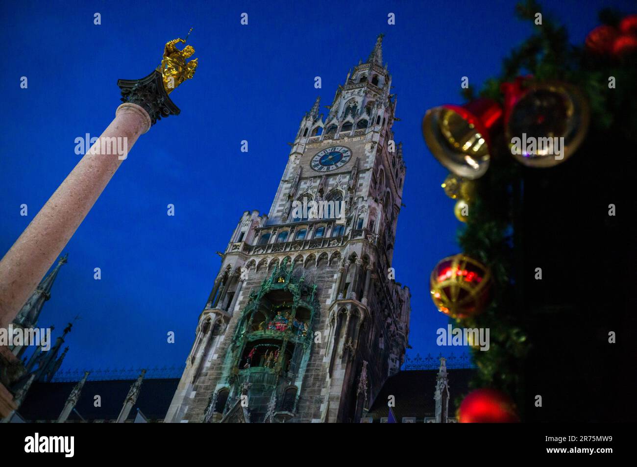 Serie di luci con decorazioni natalizie, stand, mercatino di Natale, Marienplatz, Monaco Foto Stock