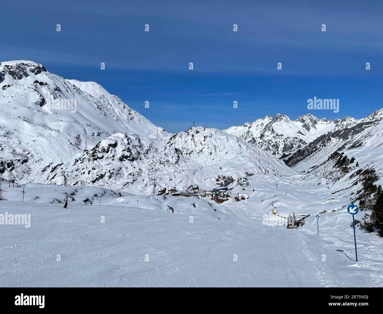 Mondo di montagna di Arlberg, vista di St. Christoph, stazione sciistica di Arlberg, Ski Arlberg, St Anton, St. Christoph, Stuben, Zürs, Lech, paesaggio invernale, piste da sci, cielo blu, sole, montagne, natura, Attività, St. Christoph am Arlberg, Tirolo, Austria Foto Stock