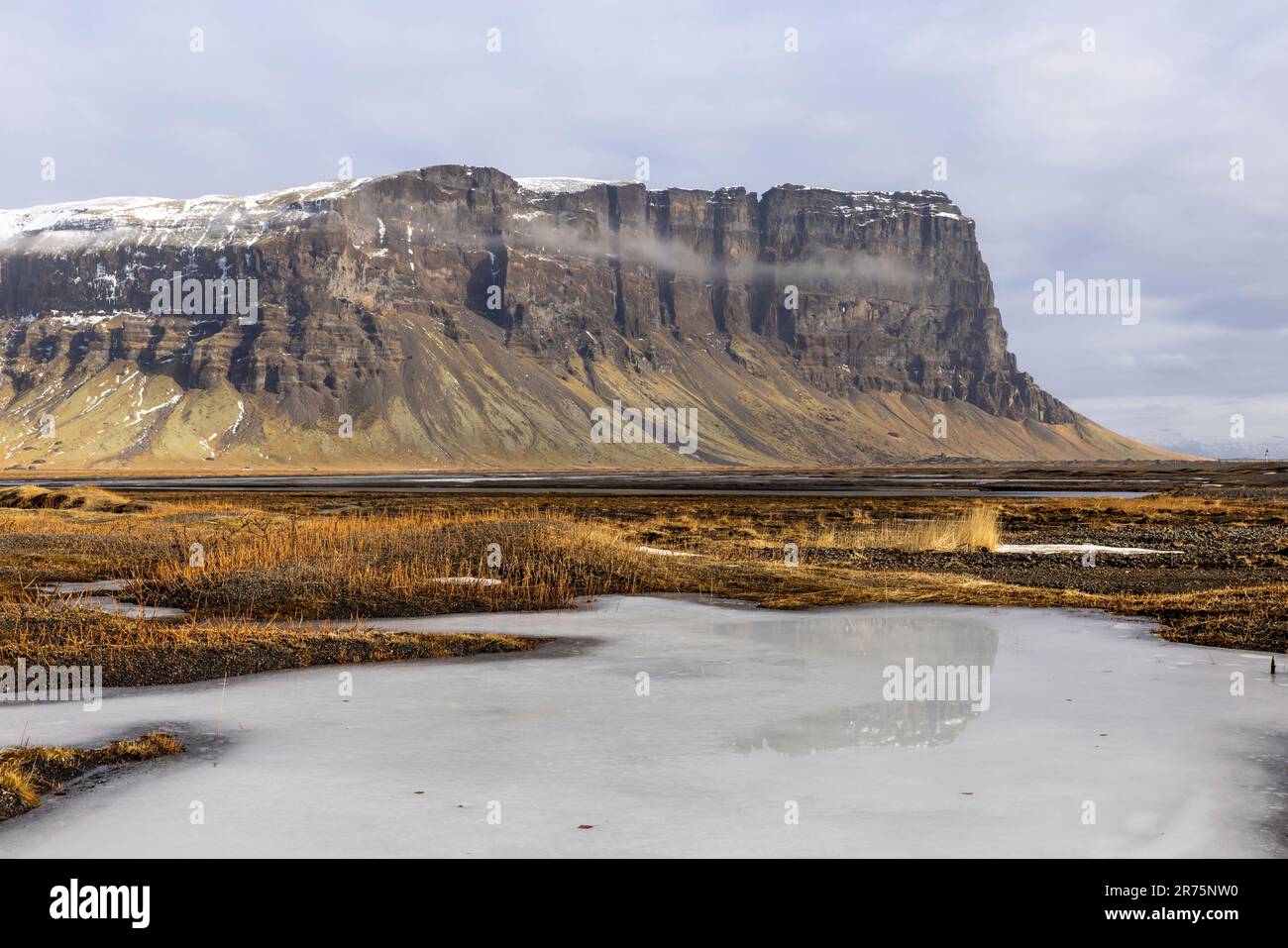 Imponente montagna situata sulla circonvallazione nel sud dell'Islanda Foto Stock