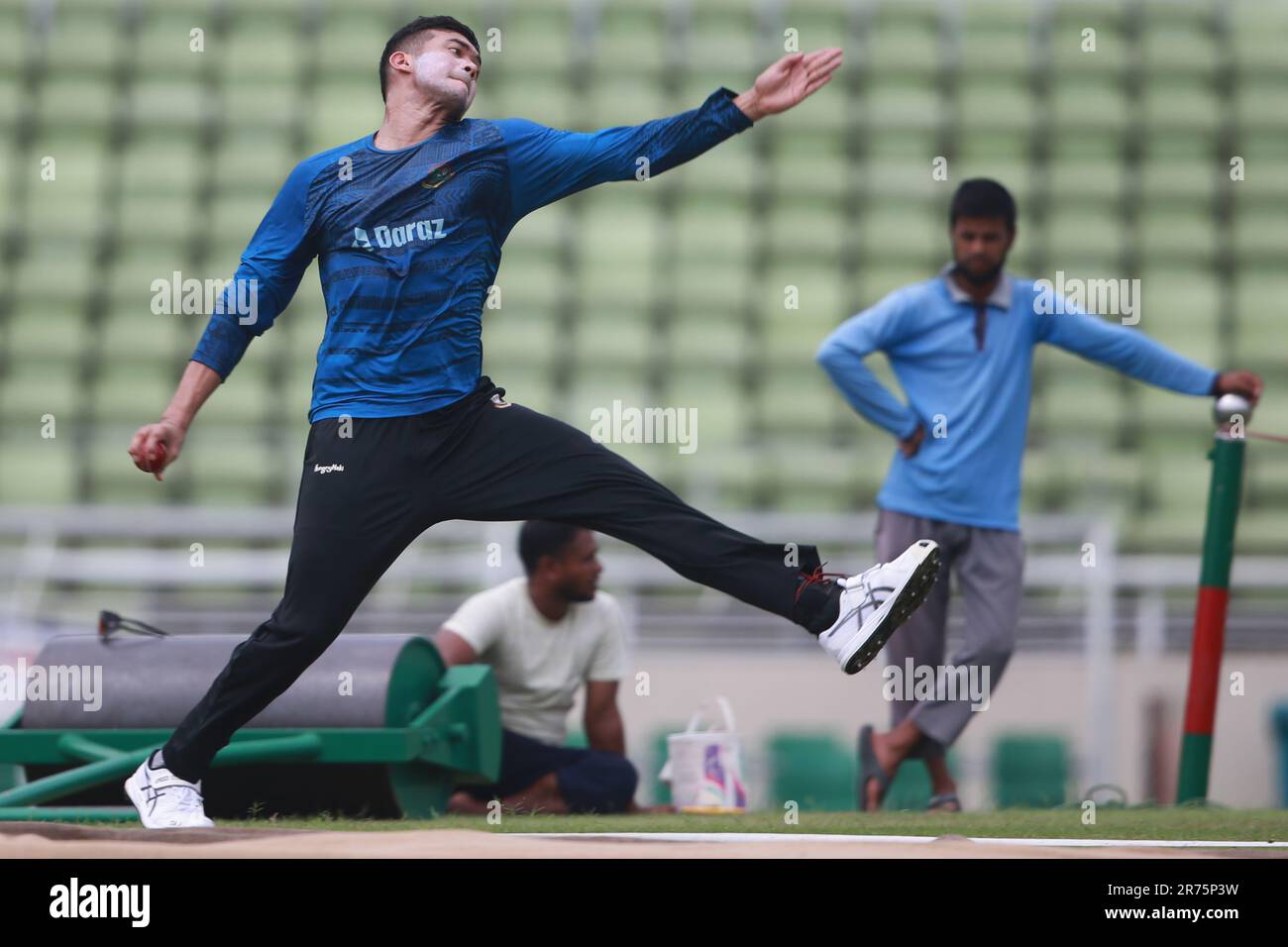 Il veloce bowler Bangladese Tashkin Ahmed Bowl durante la sessione di allenamento allo Sher-e-Bangla National Cricket Stadium (SBNCS) prima della partita di test Alone Foto Stock