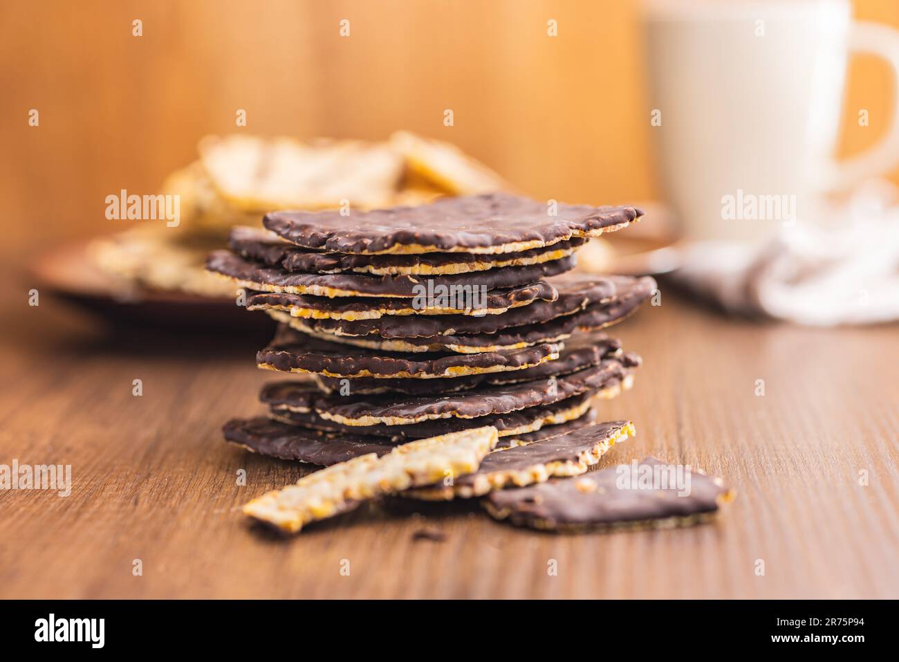 Cracker di mais soffiato cioccolato coperto sul tavolo di legno. Foto Stock