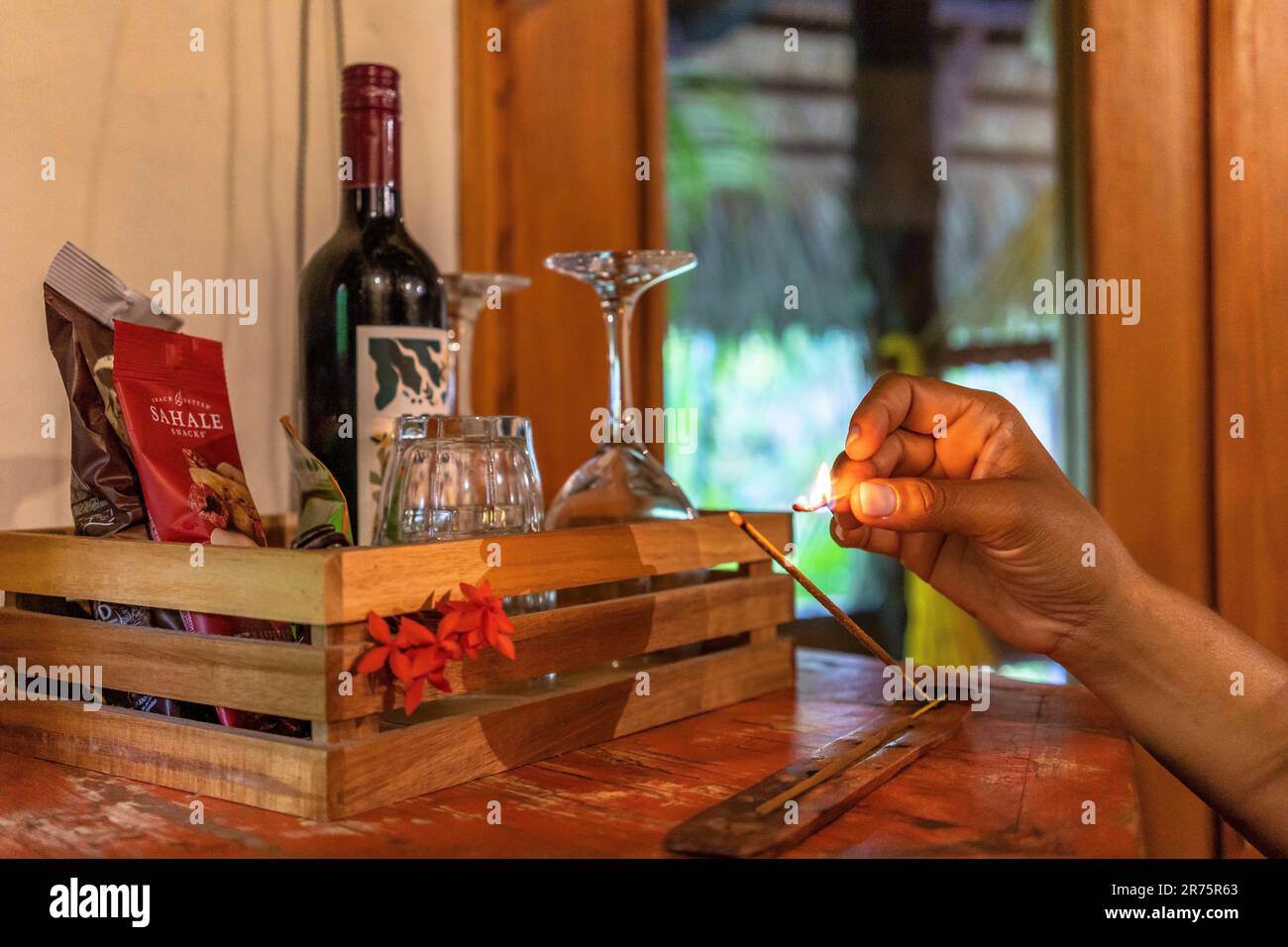 Nord America, Caraibi, grandi Antille, Isola di Hispaniola, Repubblica Dominicana, Costa Nord, Provincia di Puerto Plata, Cabarete, donna luci candela profumata in camera del boutique hotel natura Cabana Foto Stock