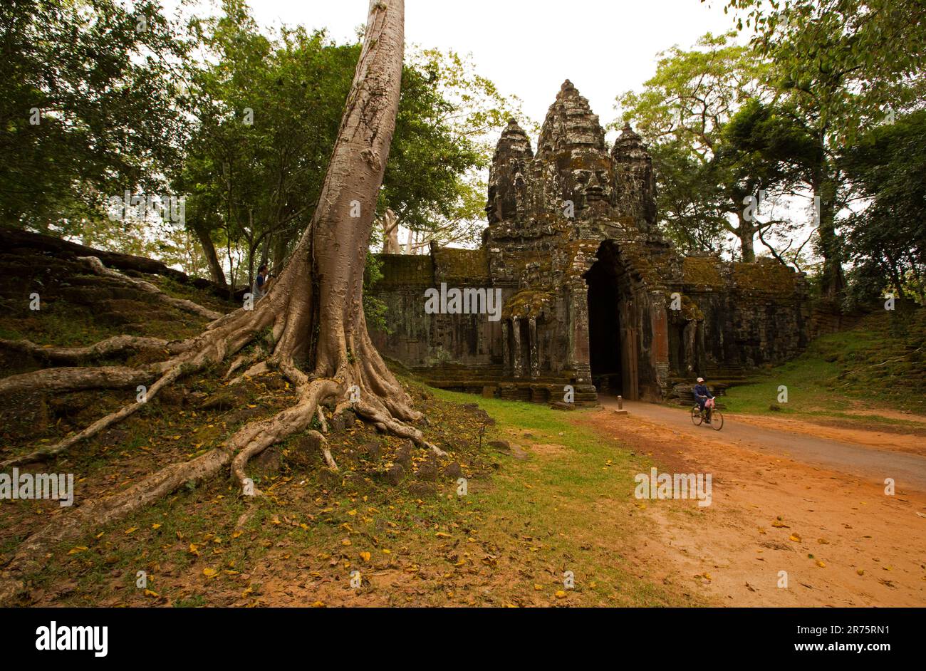 Angkor Thom ('Big City') fu l'ultima capitale dell'Impero Angkoriano. Nel centro della città si trova il tempio di stato di Jayavarman, il Bayon. Foto Stock