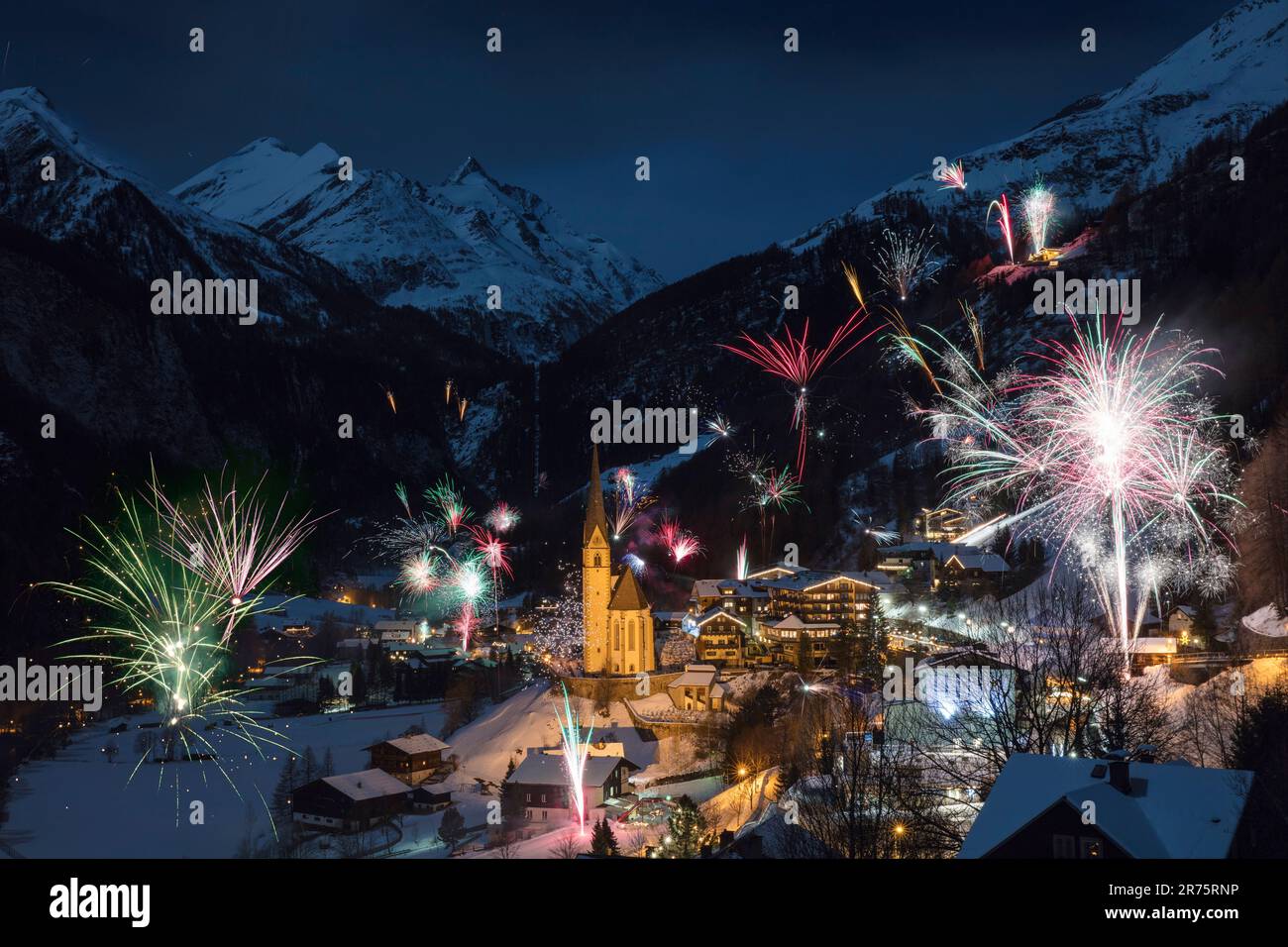 Capodanno a Heiligenblut am Großglockner, Chiesa di San Vincent, fuochi d'artificio Foto Stock