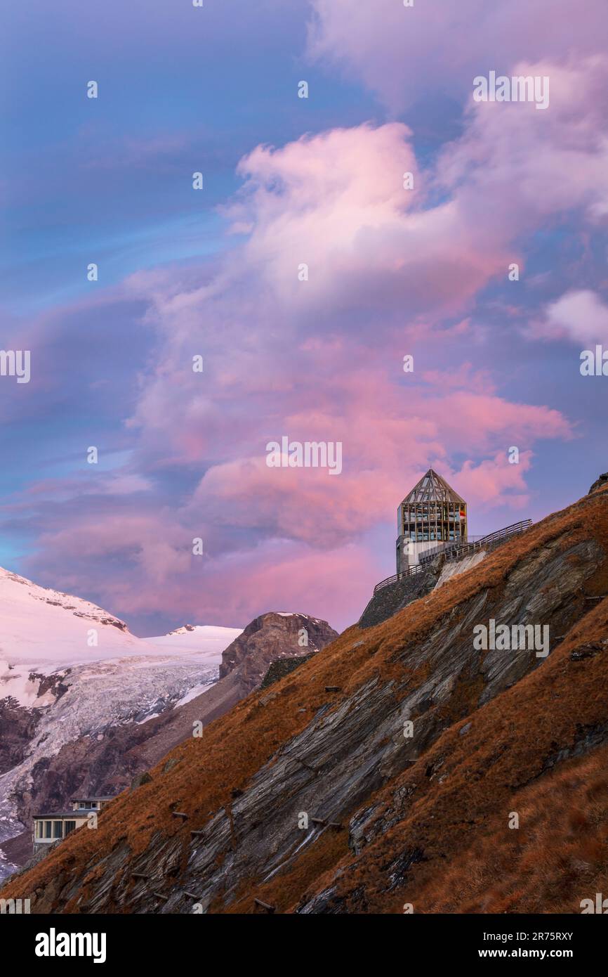Wilhelm Swarovski osservatorio in paesaggio all'alba con nuvole colorate Foto Stock