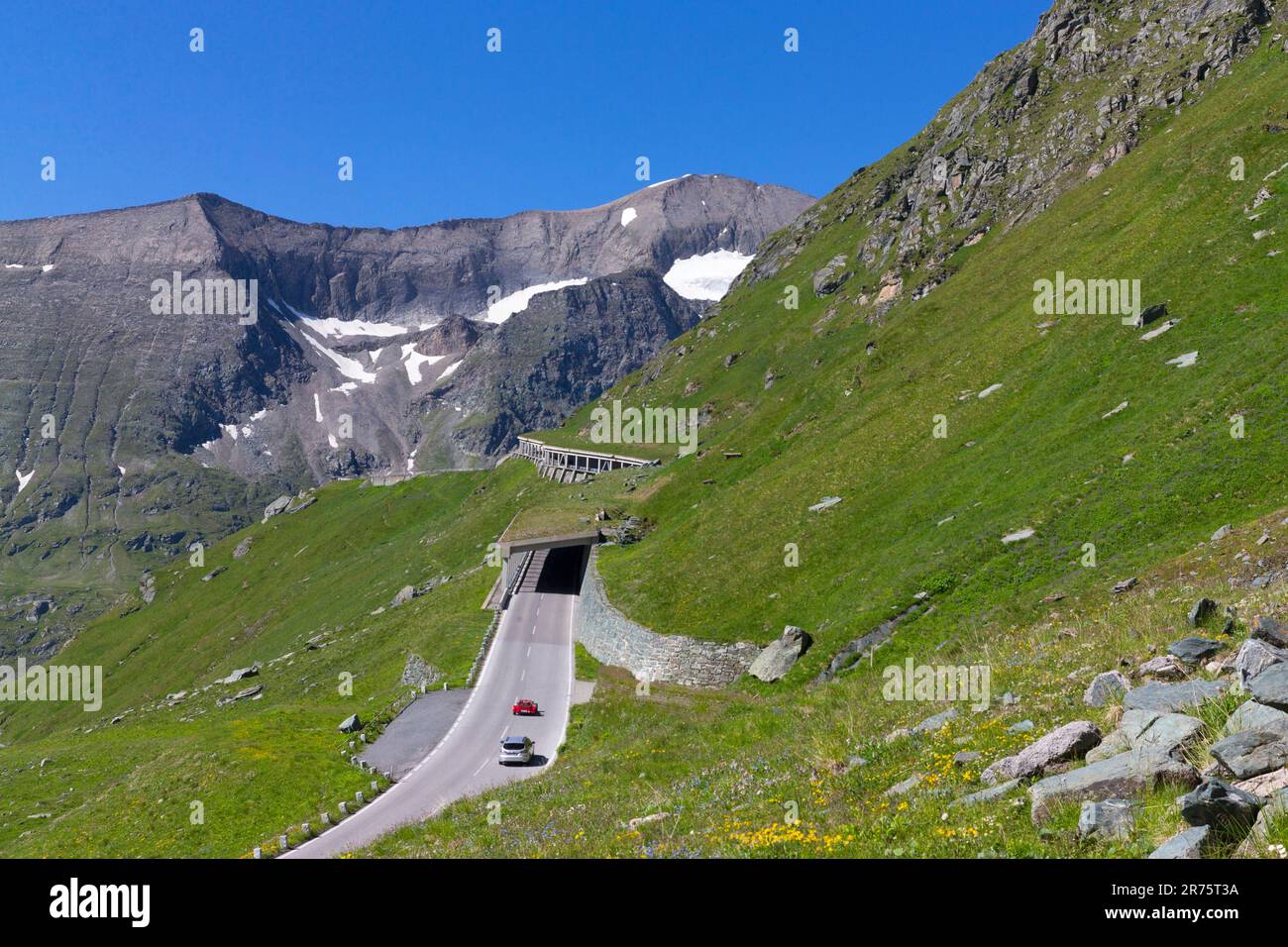 Großglockner alta strada alpina, vista lungo la galleria verso Kaiser-Franz-Josefs-Höhe, auto Foto Stock