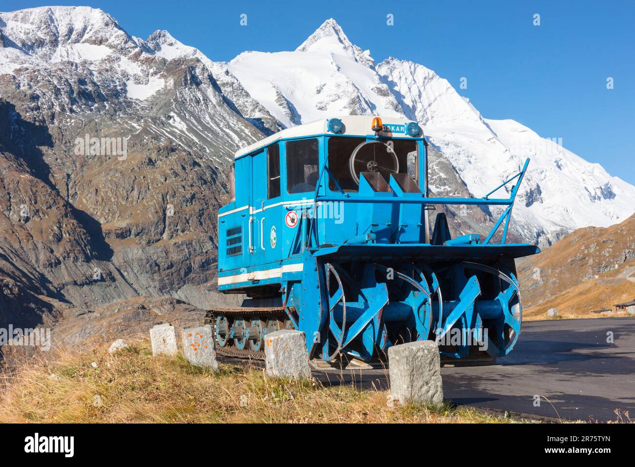 Spazzaneve, sistema di soffiaggio rotativo Wallack, Großglockner alta strada alpina, cielo blu, autunno, Grossglockner Foto Stock