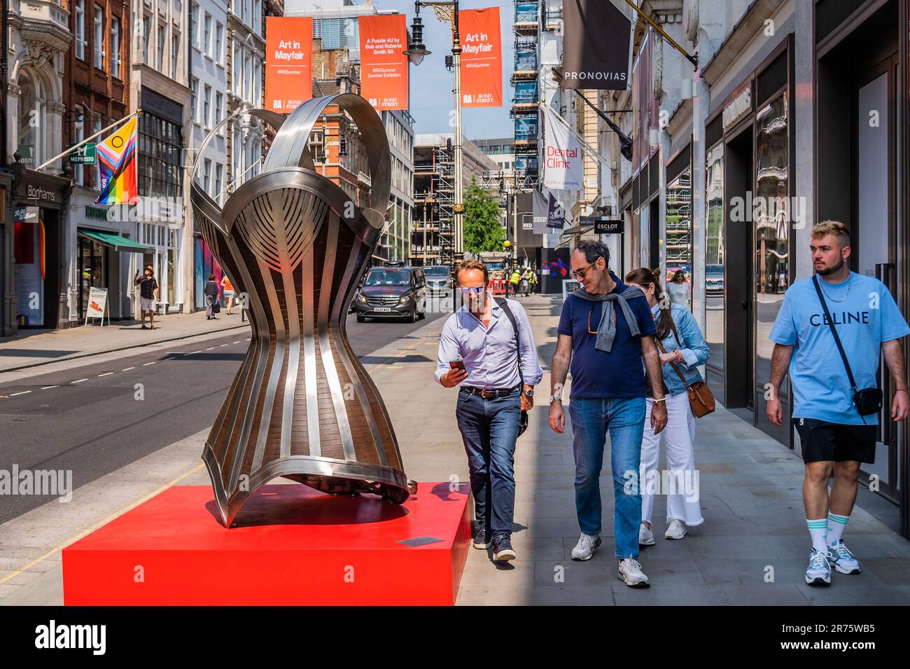 EMBARGO FINO AL 13TH GIUGNO 2023. Londra, Regno Unito. 12th giugno, 2023. Kalliopi Lemos (1951) - Corset -2017 presentato da Gazelli Art House. Location: Top End of New Bond Street - The Art in Mayfair 2023 percorso di scultura. Un mix di opere d'arte pernanenti e nuove installazioni temporanee. Credit: Guy Bell/Alamy Live News Foto Stock