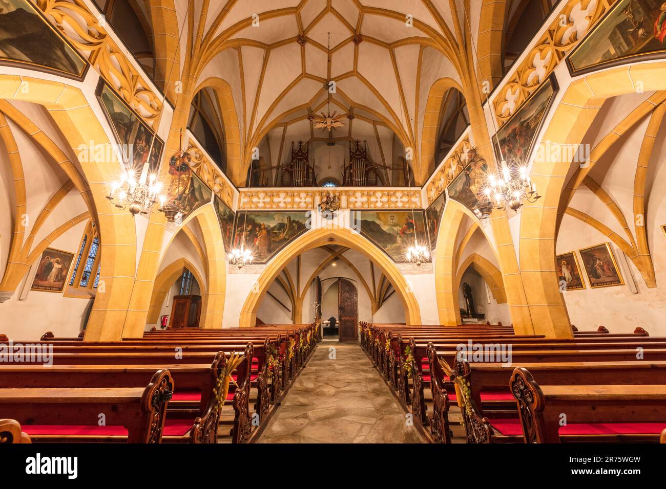 Chiesa parrocchiale di San Vincent, interno, Heiligenblut am Großglockner, vista verso l'organo, decorato in modo particolare, lampadario, ringraziamento del raccolto Foto Stock