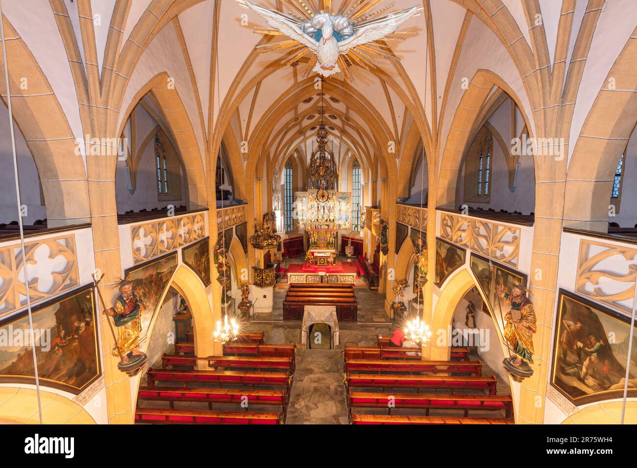 Chiesa parrocchiale di San Vincent, interno, Heiligenblut am Großglockner, vista dalla galleria all'altare, ingresso alla cripta, decorato in modo particolare, lampadario, ringraziamento alla vendemmia Foto Stock