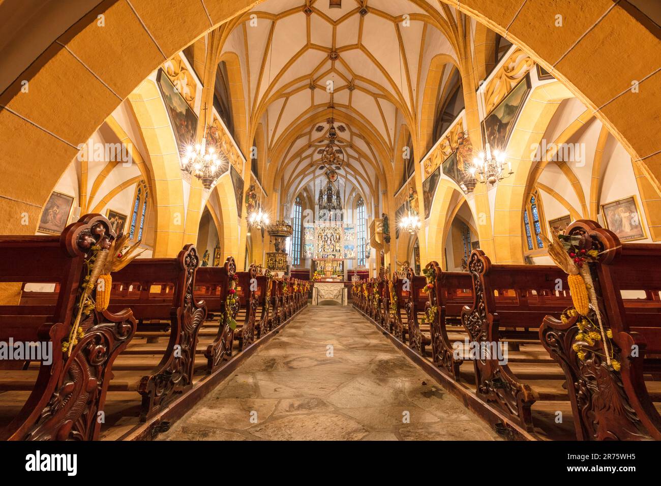 St Vincent chiesa parrocchiale, interno, Heiligenblut am Großglockner, basso punto di vista, decorato in modo elegante, lampadario, ringraziamento del raccolto Foto Stock