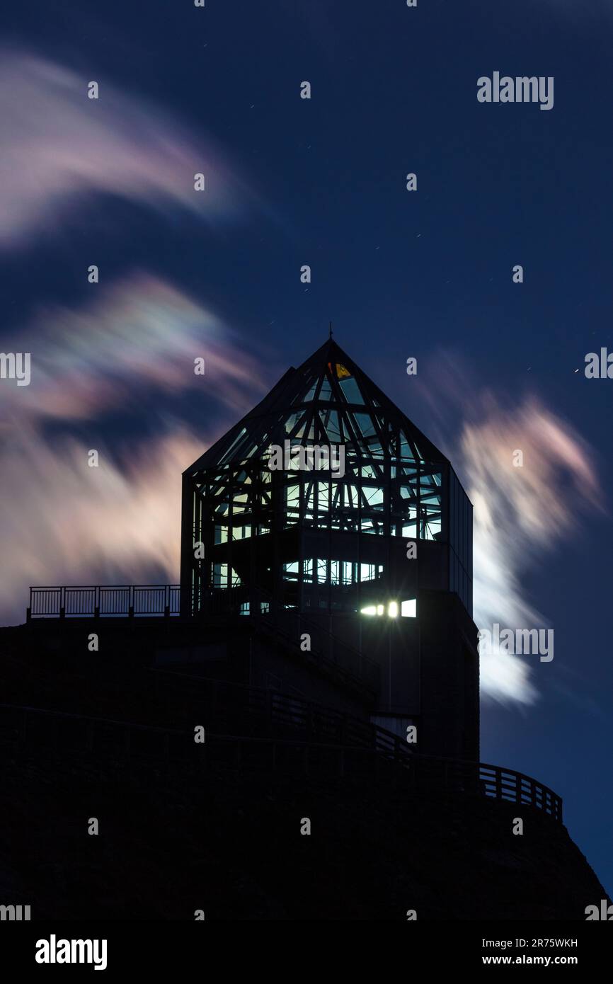 Wilhelm Swarovski Observatory in una notte di luna piena, la luna splende attraverso la torre, le nuvole iridescenti del velo nel cielo Foto Stock