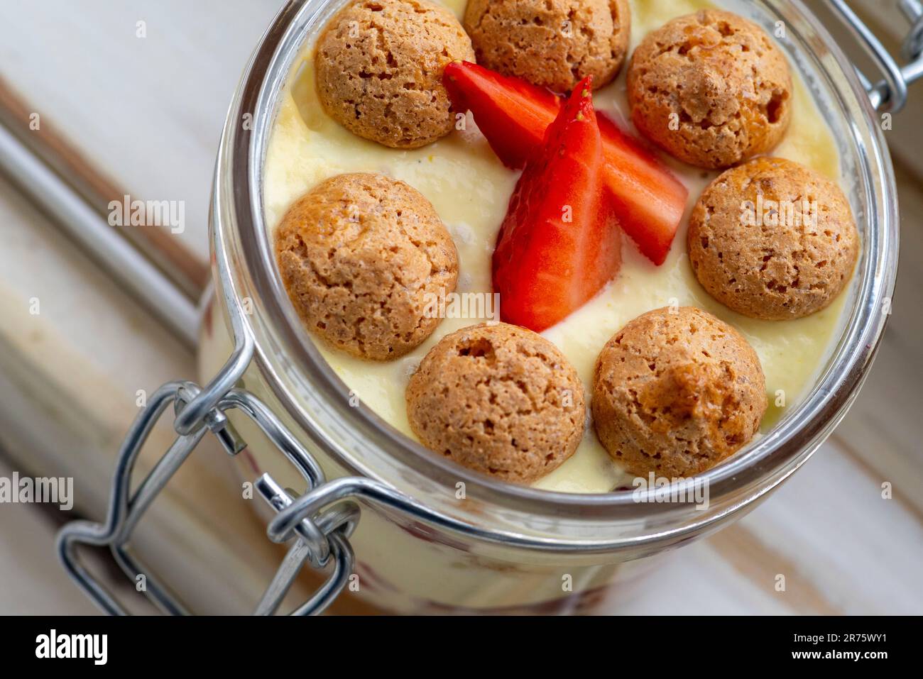 Italia, Alto Adige - Alto Adige, Vinschgau, Glurns, Ristorante FLURIN intorno allo chef Thomas Ortler, Trifle con fragole e amaretti Foto Stock