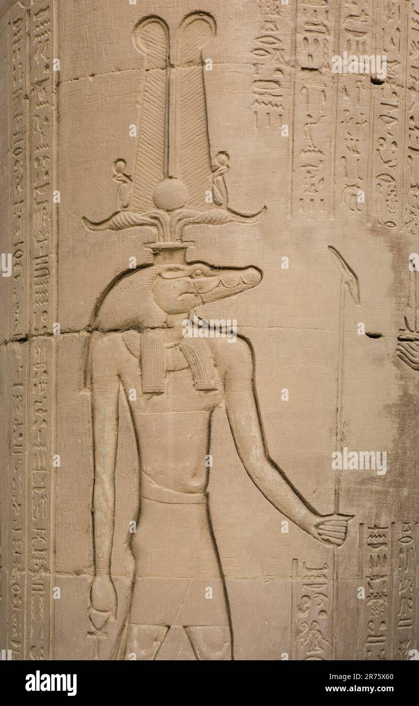 Rilievo parete che mostra Dio Sobek con attributi solari. Kom Ombo, Governatorato di Assuan, Egitto Foto Stock