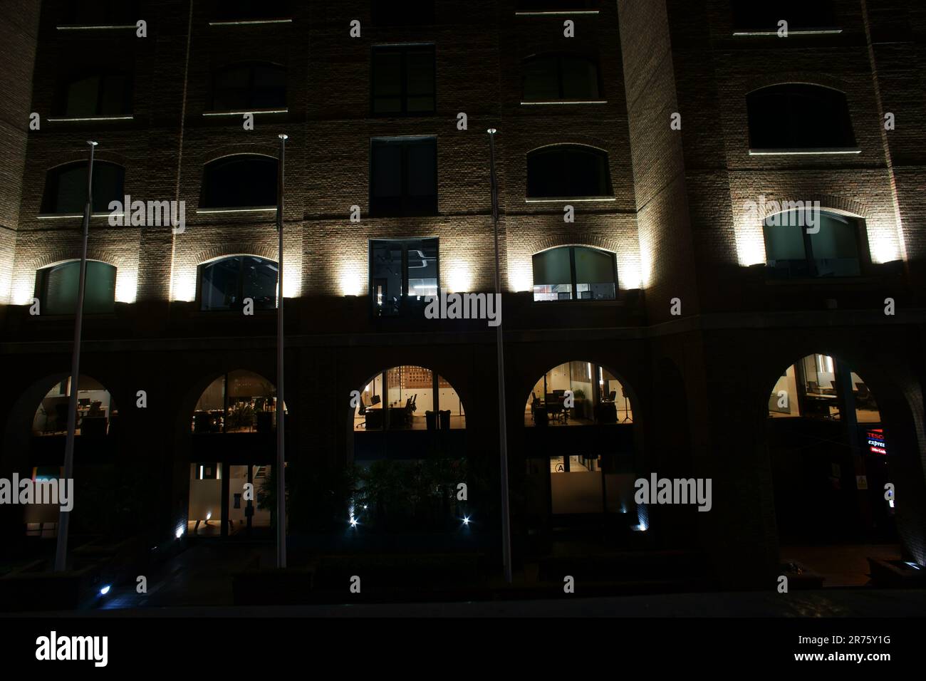 Alto edificio urbano di notte, City of London Foto Stock