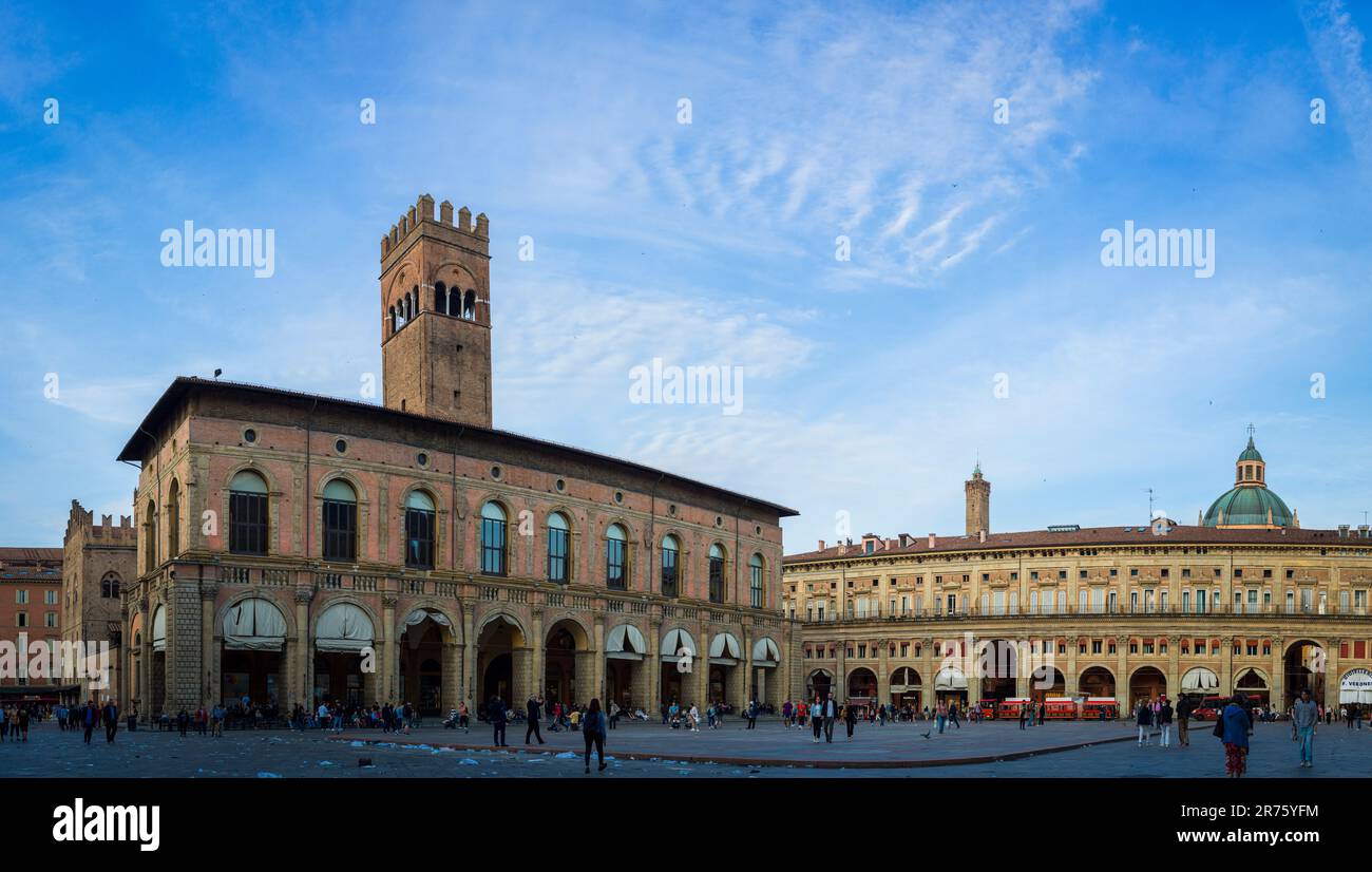 Italia, Bologna, Piazza maggiore, vista panoramica Foto Stock