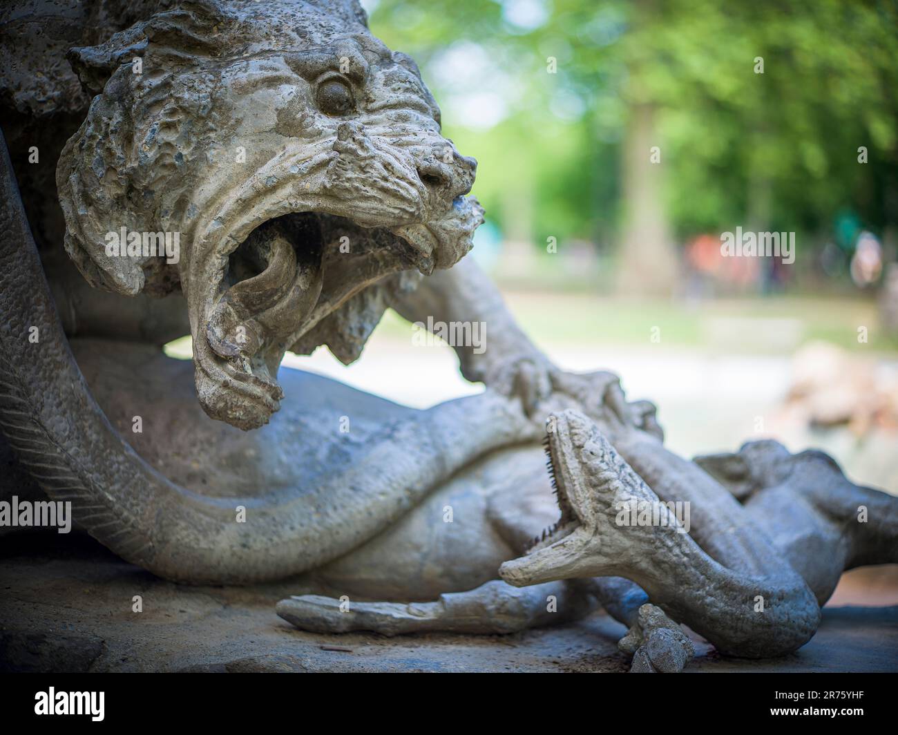 Italia, Bologna, Parco della Montagnola, leone con serpente Foto Stock