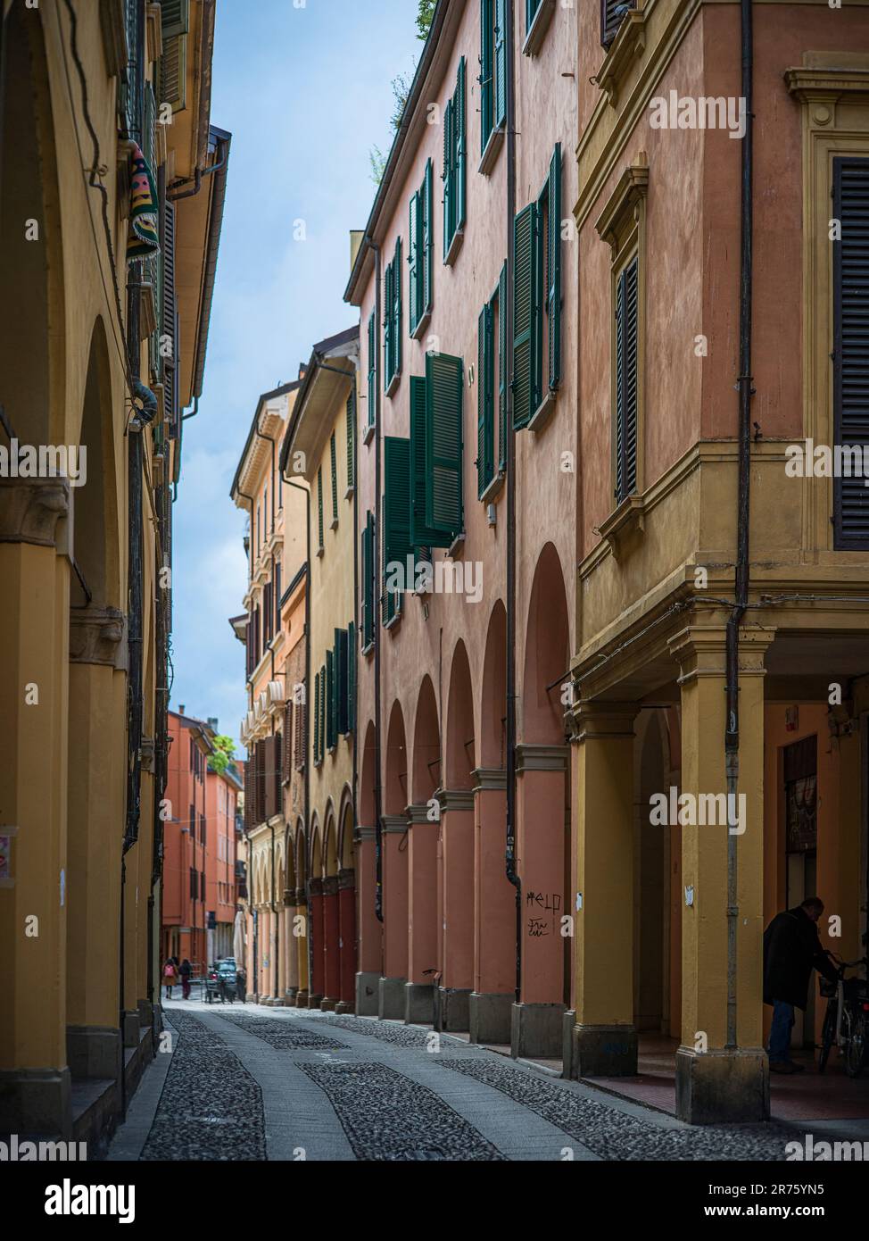 Italia, Bologna, vicolo in centro, Via del Pratello Foto Stock