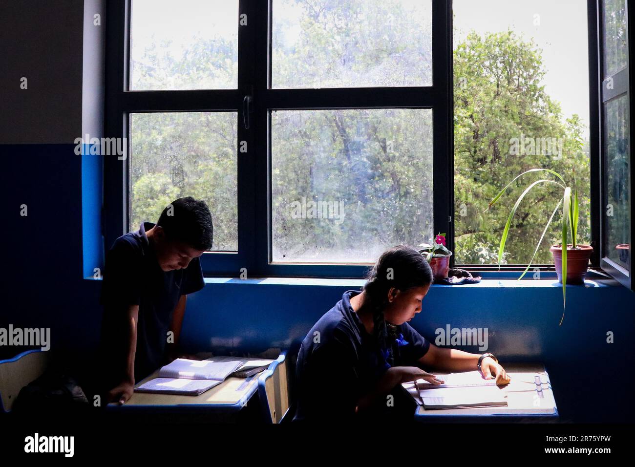 Kathmandu, Nepal. 13th giugno, 2023. Il 13 giugno 2023, a Kathmandu, Nepal. Uno studente di scuola frequenta le classi in mezzo all'ondata di calore bruciante. Il governo del Nepal ha dato una settimana di vacanza alle scuole nella regione di Terai come il Dipartimento di idrologia e meteorologia (DHM) ha avvertito della possibilità di aria calda e di un'ondata di calore per i prossimi giorni. (Abhishek Maharjan/Sipa USA) (Foto di Abhishek Maharjan/Sipa USA) Credit: Sipa USA/Alamy Live News Foto Stock