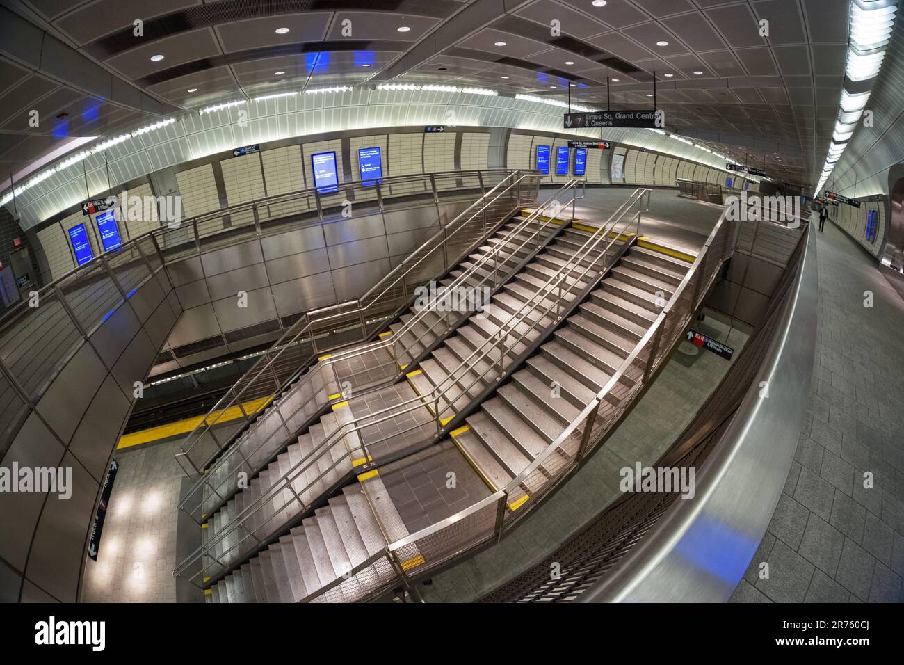 Una vista fisheye dei gradini dall'ultima fermata dei treni della metropolitana numero 7 a Hudson Yards & West 34th Street, Foto Stock