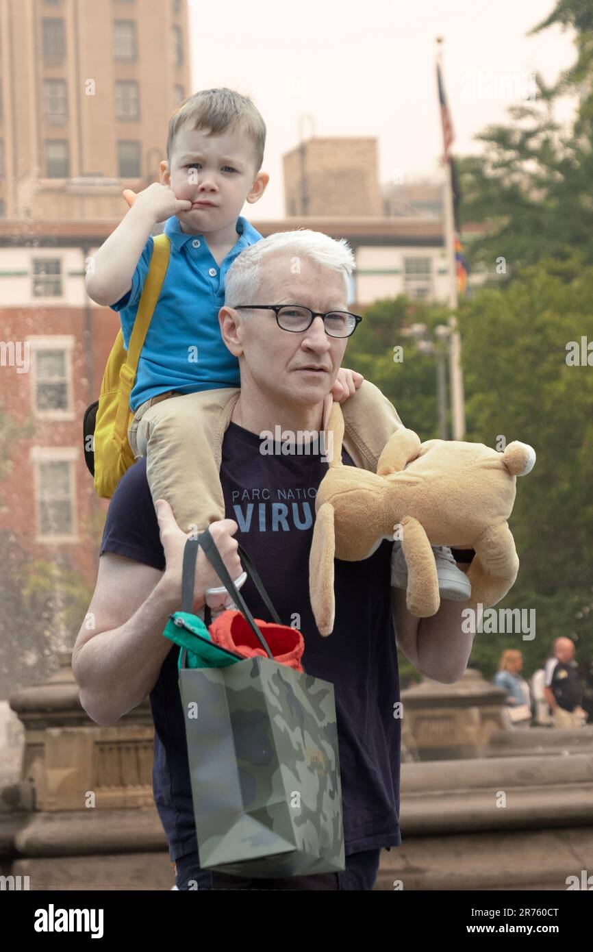 Il newsman della CNN Anderson Cooper e il suo figlio adottivo Wyatt camminano attraverso Washington Square Park nel Greenwich Village. Giugno 2023. Foto Stock