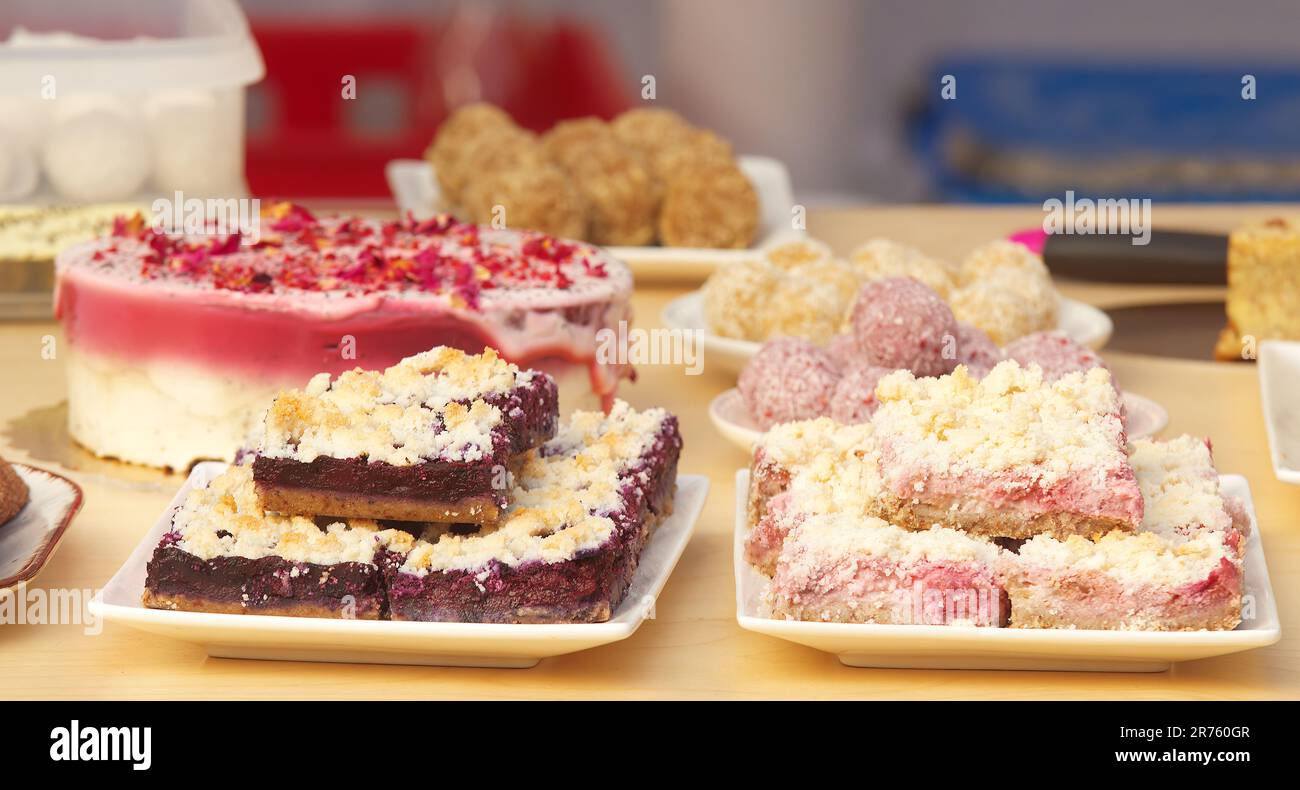 Torte di frutta, crostate, brownie e altri gustosi dessert e prelibatezze in vendita presso lo stand dolciario del mercato alimentare di Praga Farmers Street Foto Stock