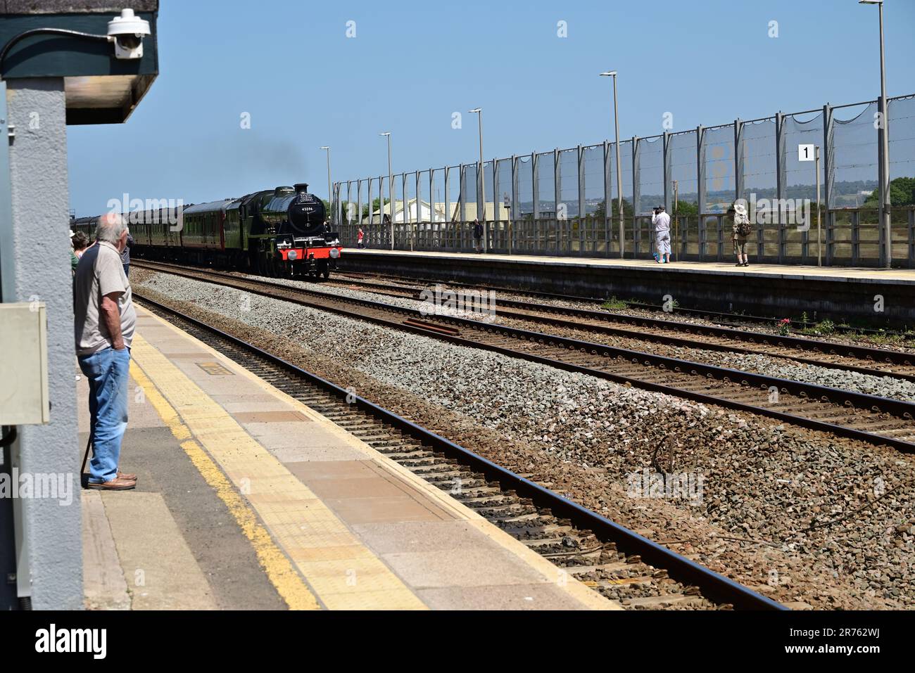 LMS Jubilee Class n. 45596 Bahamas che passa attraverso la stazione di Dawlish Warren con il tratto di andata del South Devon Explorer rail-tour. 27th maggio 2023. Foto Stock