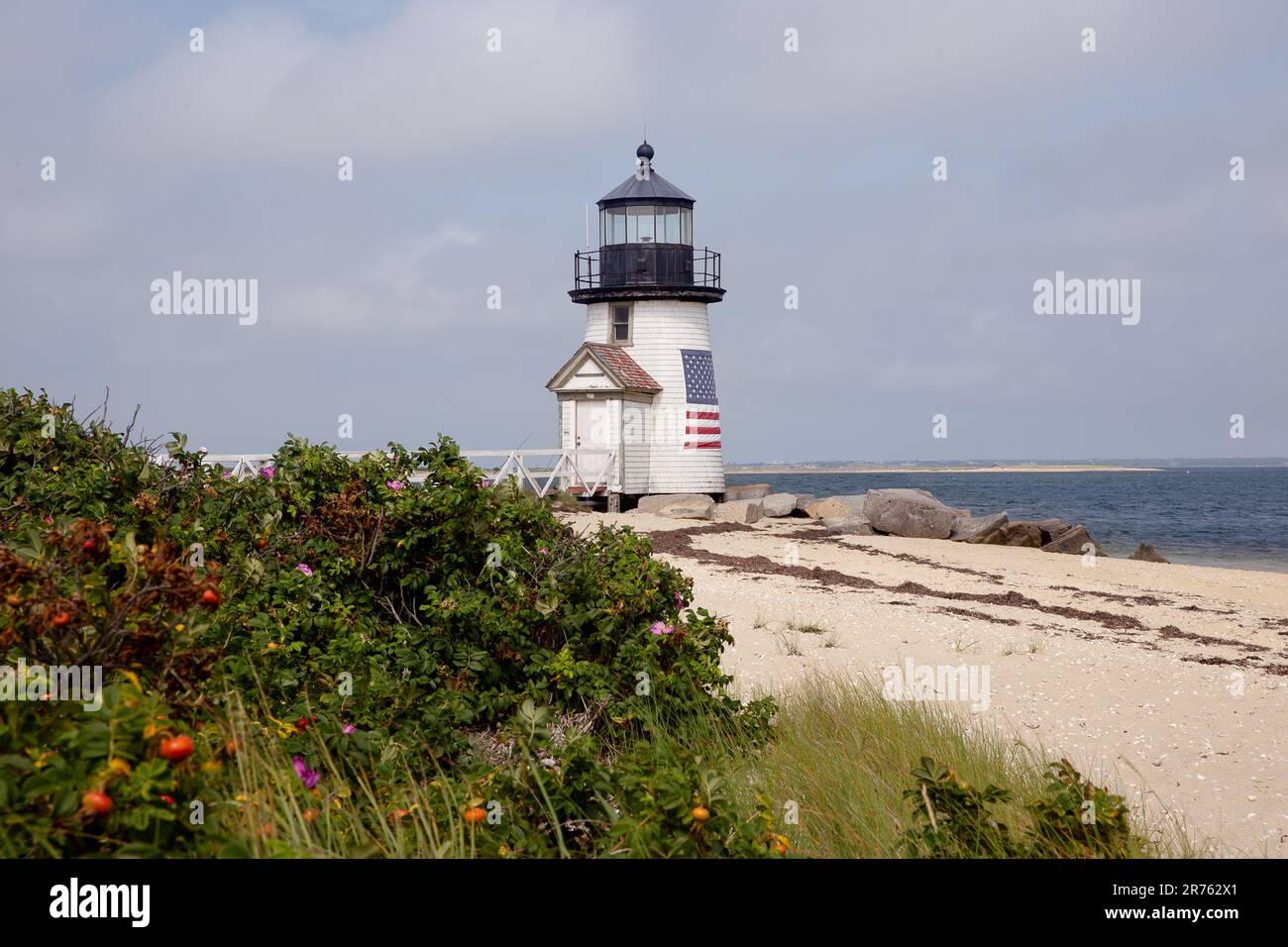 Faro di Brant Point e bandiera americana su Nantucket Island, Massachusetts, in una giornata di sole estate Foto Stock