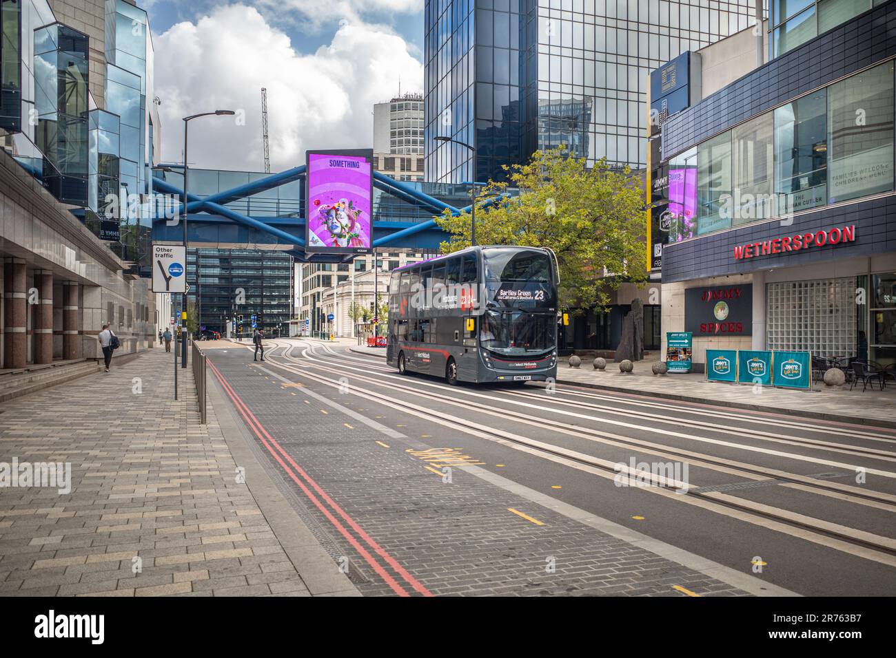 Un autobus a due piani che viaggia lungo Broad Street a Birmingham. Urbano, paesaggio urbano con mezzi pubblici. Foto Stock