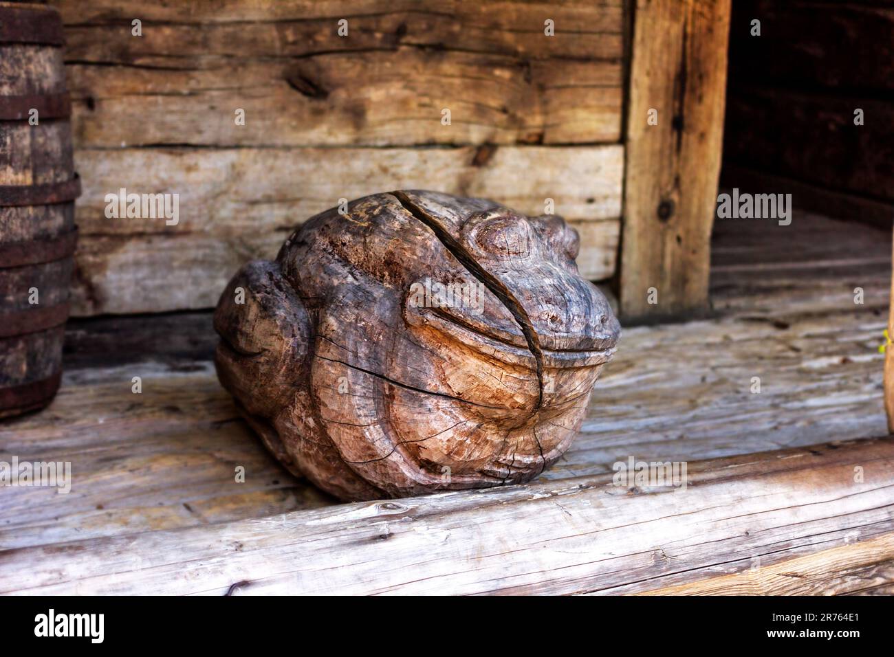 Vero e proprio statuetta in legno in relax per un buon umore Foto Stock
