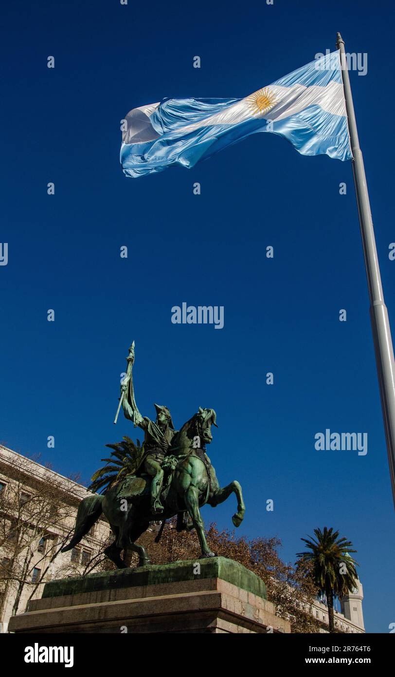Edificio del governo argentino a Buenos Aires: Piazza iconica a Casa Rosada: Statua, bandiera argentina, e cielo blu Foto Stock