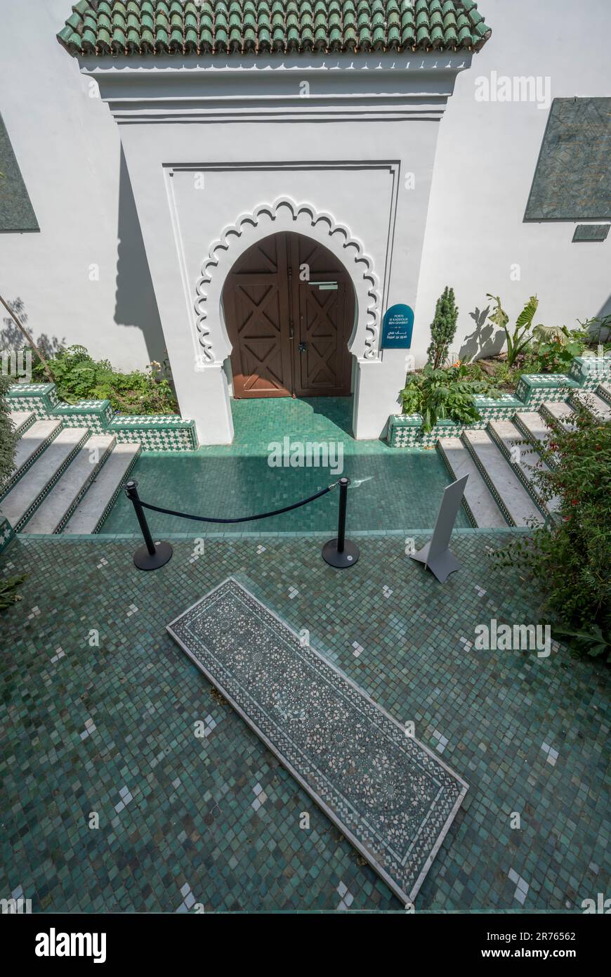 Parigi, Francia - 06 10 2023: La grande moschea di Parigi. Vista della sepoltura di si Kaddour ben Ghabrit, il fondatore della Grande Moschea di Parigi Foto Stock