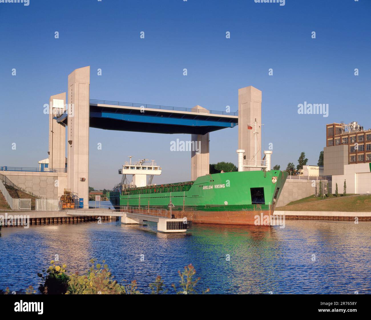 Manchester ship canal e centenario ponte sollevato per il passaggio di 'Arklow Viking' tra Trafford Park e Eccles, Greater Manchester, Inghilterra England Regno Unito. Foto Stock