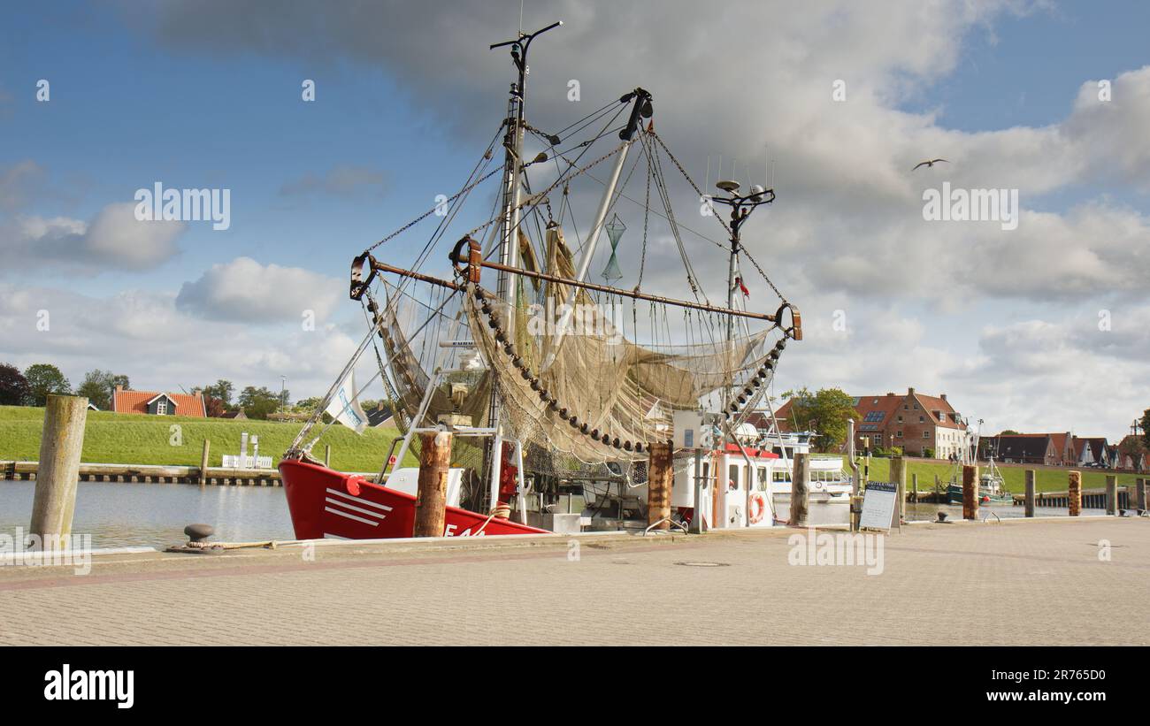 Una Cutter di granchio, una barca da pesca per gamberetti e granchio, nel porto di Greetsiel, una piccola e pittoresca cittadina di pescatori nel Nord Frisia. Foto Stock