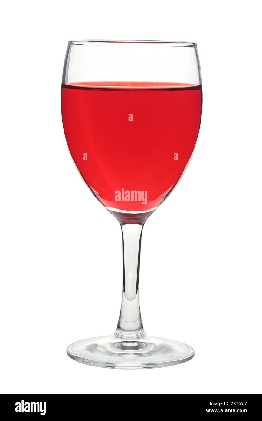 bicchiere di vino rosso isolato su fondo bianco, bere o succo in un bicchiere, primo piano di bevanda isolato su fondo bianco Foto Stock