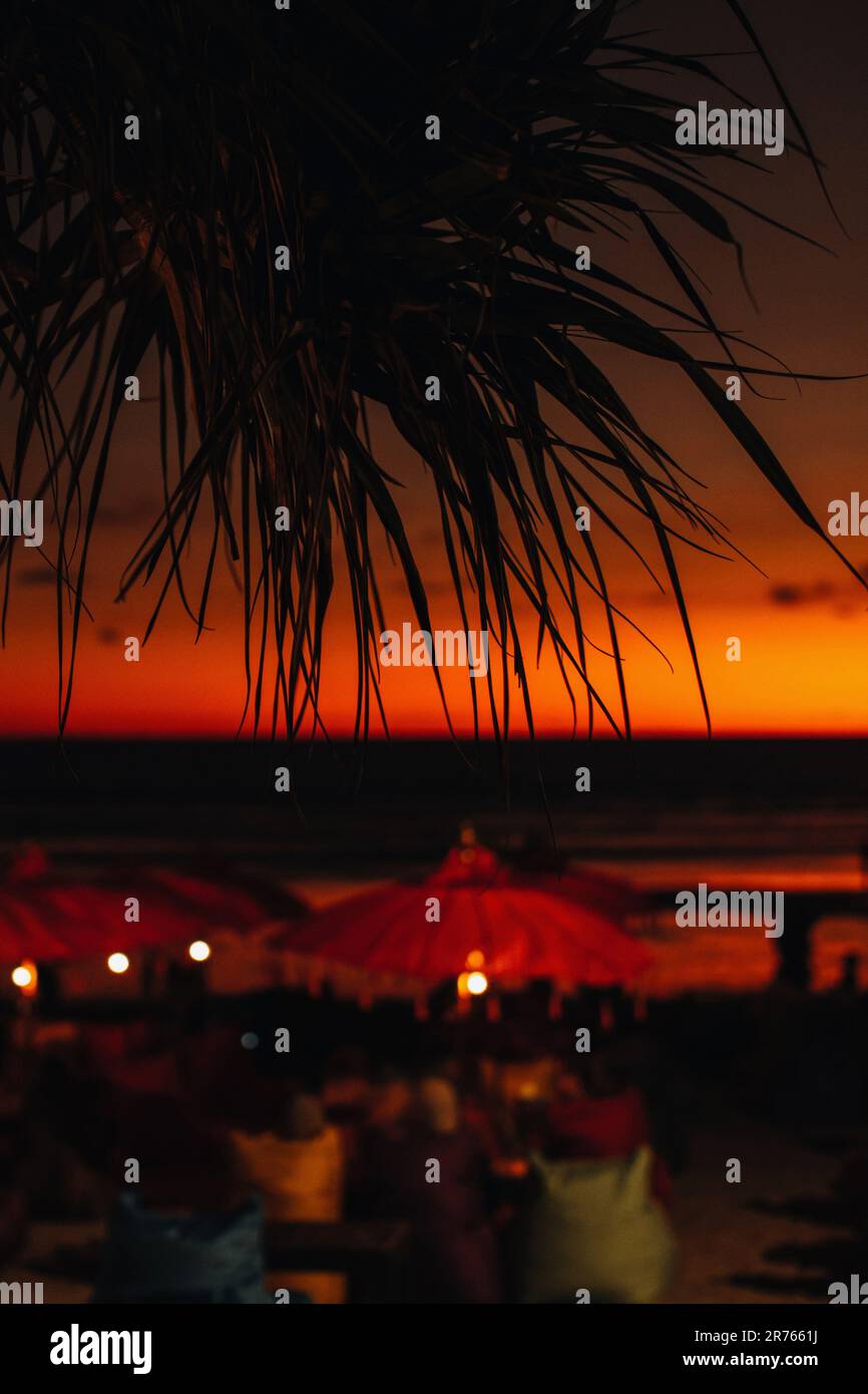 Incredibile tramonto arancione luminoso sull'isola di Bali. Luce del sole della sera, cielo del fuoco, silhouette di palma Foto Stock