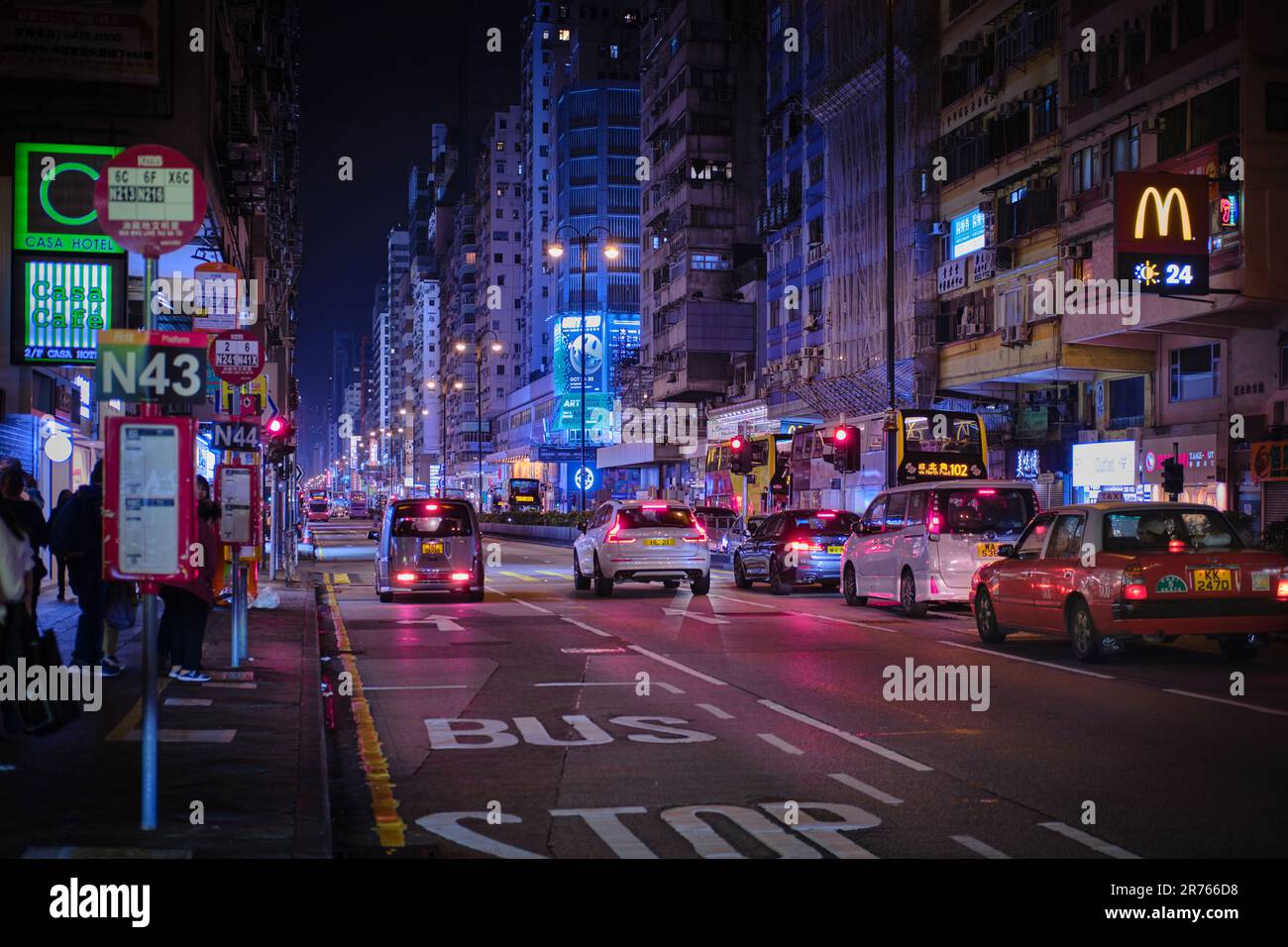 Mong Kok, Hong Kong - Aprile 12 2023: Vista delle strade notturne, insegne al neon dei negozi Foto Stock