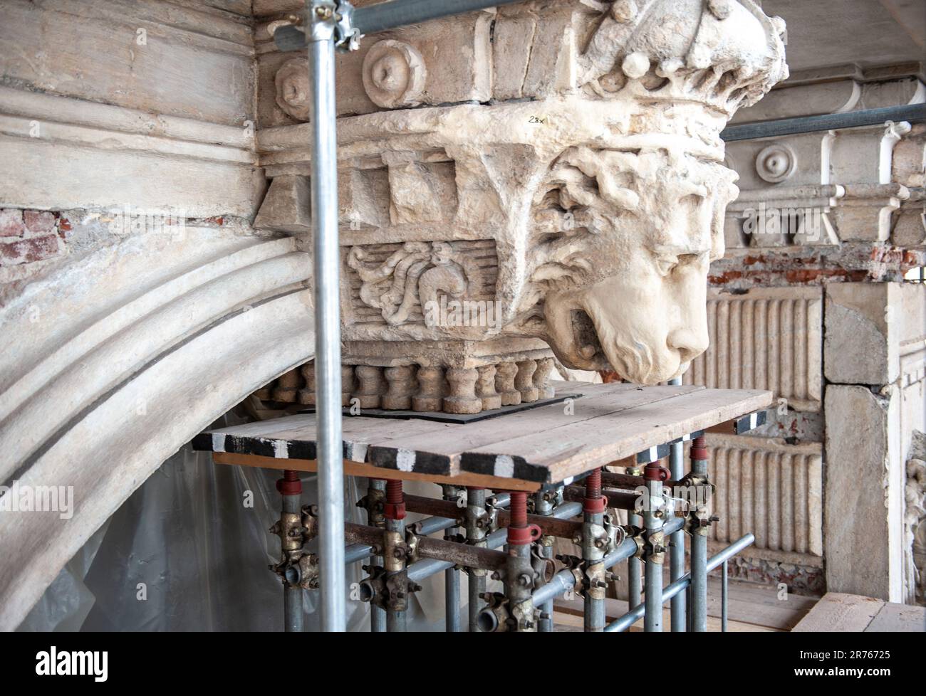 Un particolare dei lavori di restauro della facciata barocca di Palazzo Madama a Torino Foto Stock