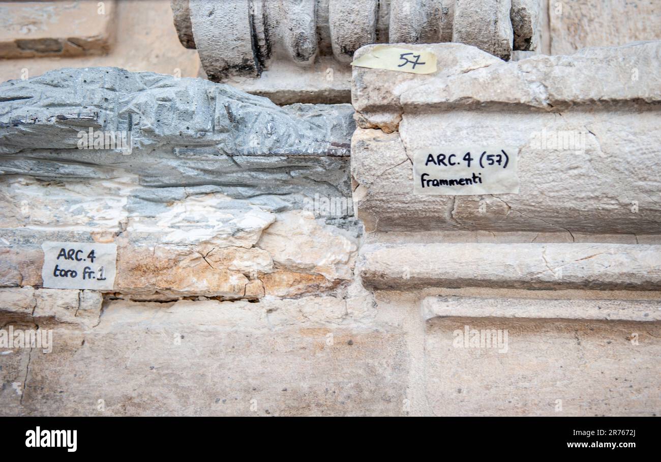 Alcuni dettagli numerati della facciata Juvarriana di Palazzo Madama su cui intervenire durante i lavori di restauro Foto Stock
