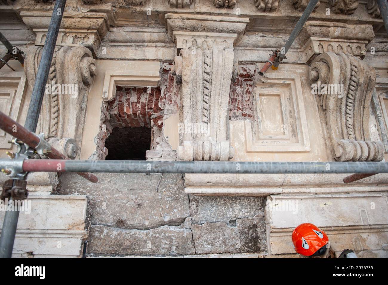 Un particolare dei lavori di restauro della facciata barocca di Palazzo Madama a Torino: Un foro nel quale verrà introdotta una struttura in acciaio Foto Stock
