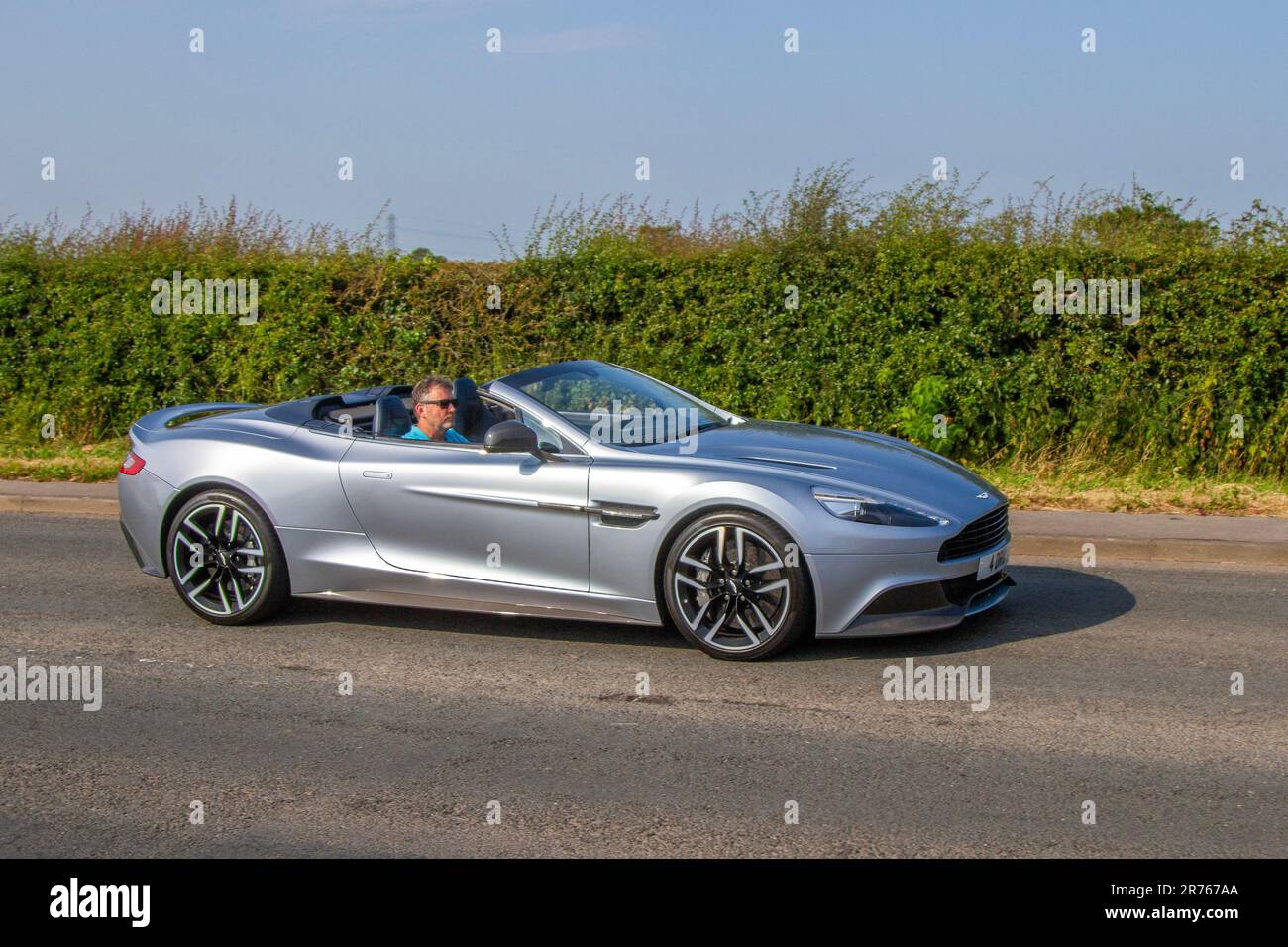 2015 Aston Martin Vanquish volante V12 Auto V12 Touchtronic III Auto Silver Car Cabriolet benzina 5935 cc; al Classic & Performance Motor Show alla Hoghton Tower; Supercar Showtime Giugno 2023 Foto Stock