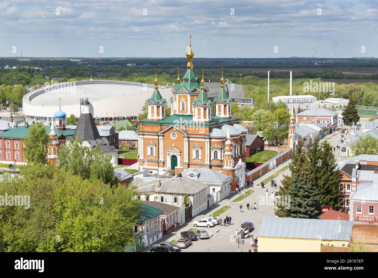 Kolomna, regione di Mosca, Russia. 10 maggio 2023: Vista panoramica aerea delle strade e dei luoghi di interesse della città. Foto Stock