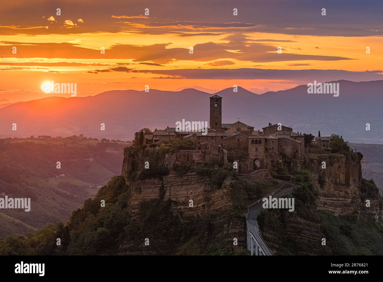 Un'alba al Civita di Bagnoregio, un remoto villaggio del comune di Bagnoregio in provincia di Viterbo, Lazio, nel centro Italia. L'onl Foto Stock