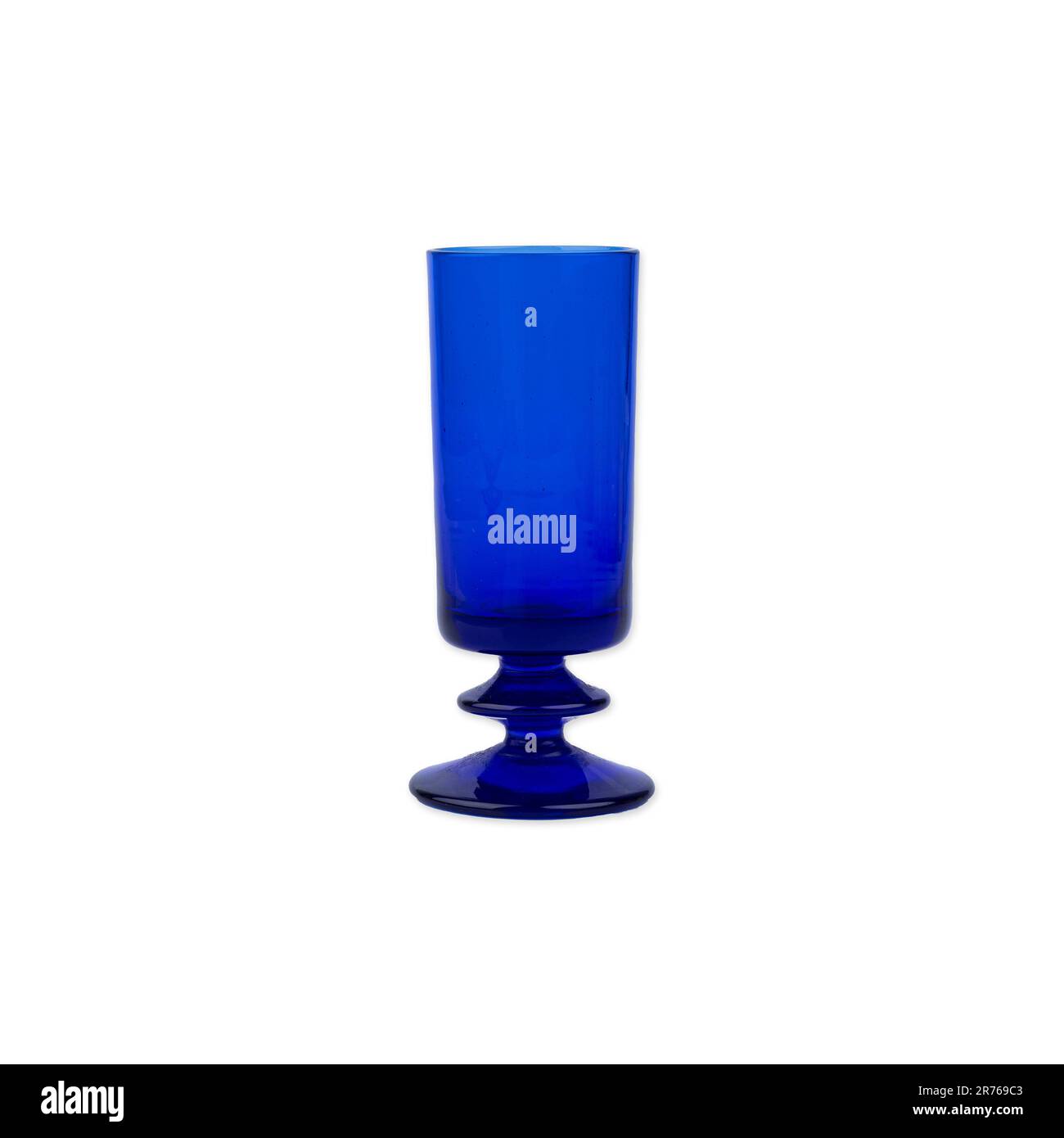 Vecchia tazza di vetro blu isolata su sfondo bianco. Foto Stock